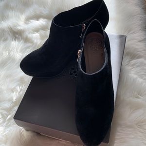 Vince Camuto Black Sheep Suede Size 10